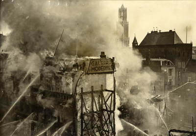 97357 Gezicht op de brandende Galeries Modernes (Lange Viestraat 2-10) te Utrecht tijdens bluswerkzaamheden; op de ...